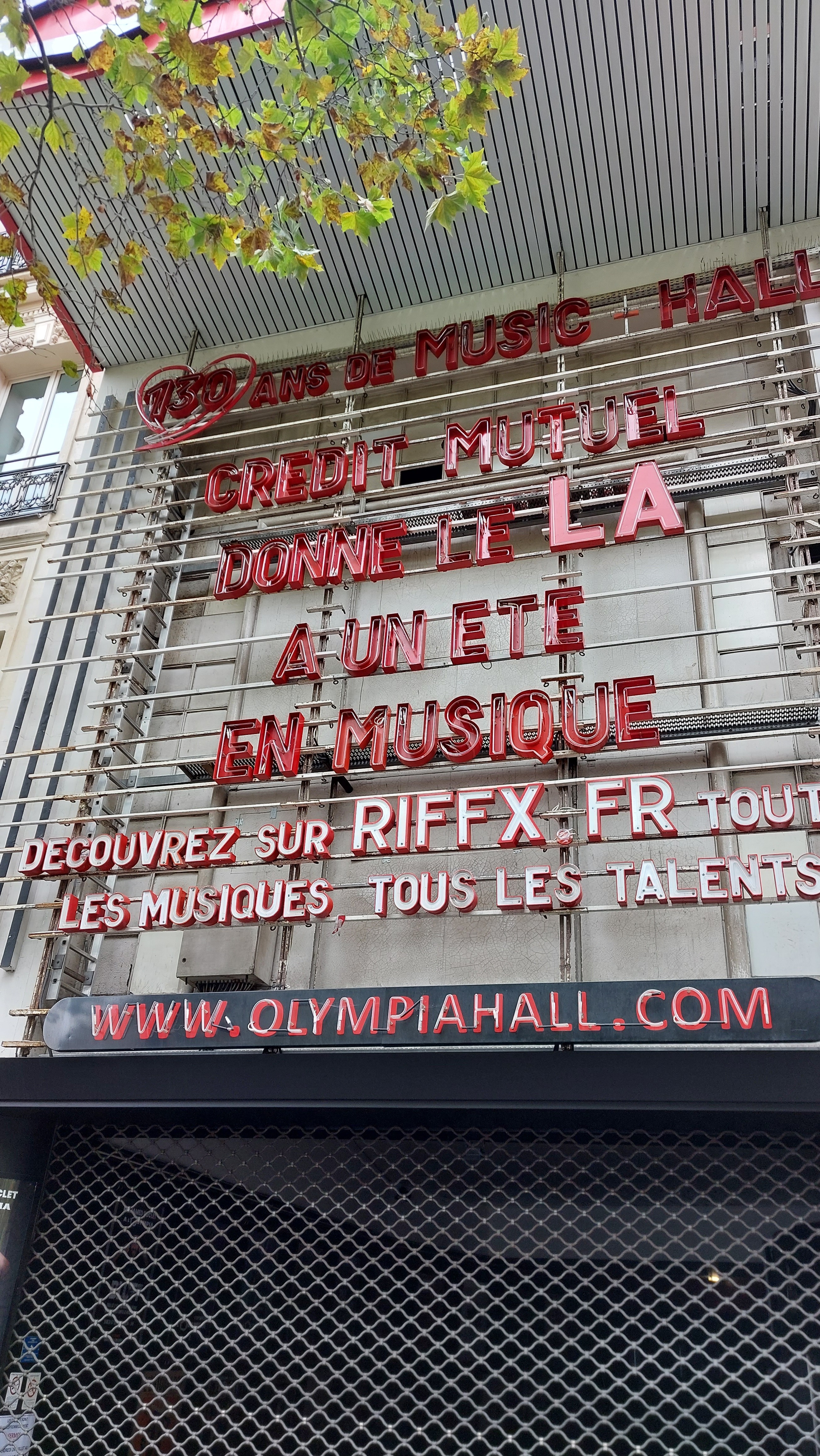 Les célèbres lettres rouges de la façade de l'Olympia